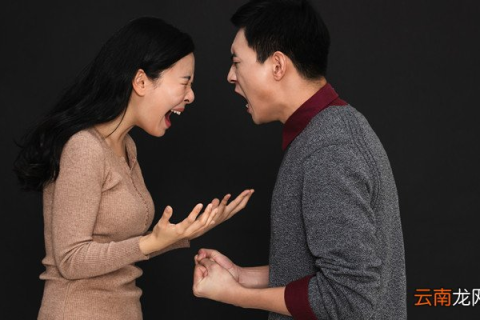 梦境中的情感纠葛，梦见老公生气要走，自己为何苦苦哀求？