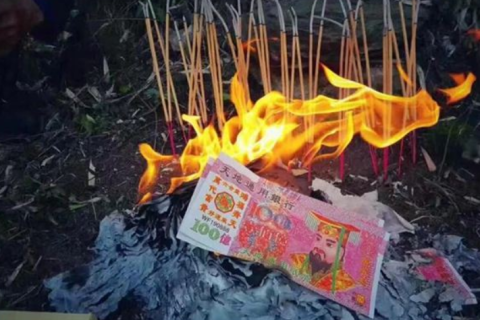 梦境中的灵魂呼唤，解析梦见死人要我给她烧纸钱的深层含义