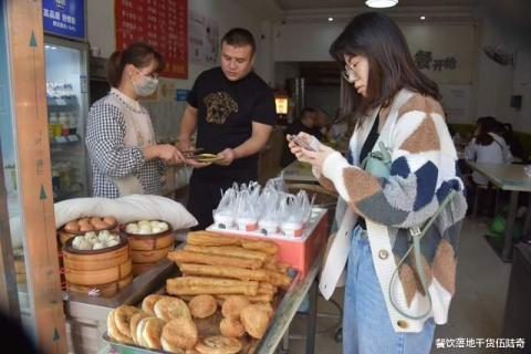 梦见很多人在街边小店吃早餐，一场关于生活与社交的梦境解析