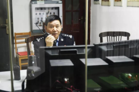 梦见背上有很多蛇咬，深层解析梦境中的预兆与心理暗示