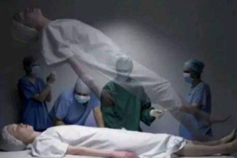 梦境交织，梦见死去的亲人来接自己的亲人