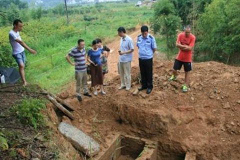 梦见给死去的亲人换墓地，探索梦境背后的深层含义