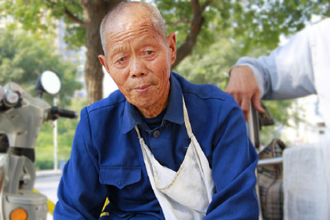 梦见死人对我笑还给他爸理发，梦境背后的深层含义与心理解析