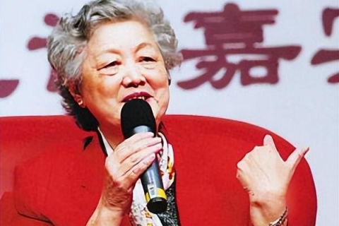 梦回往昔，解读梦到已故亲人的深层含义与心理启示