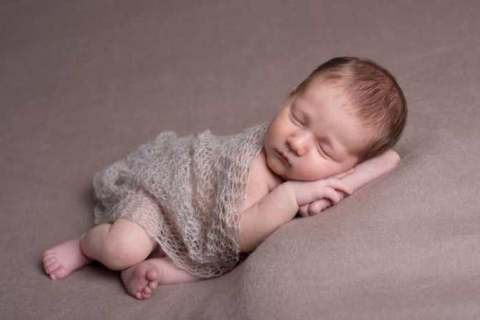梦境解析，梦见怀抱新生婴儿却意外离世