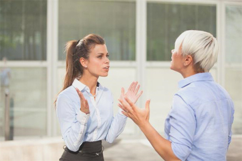 梦境的警示，梦见同事拿着人头，意味着什么？