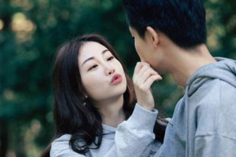 梦回往昔，前女友归来，婚姻预告与联系方式的深意
