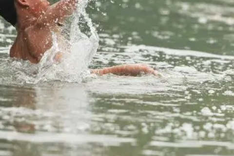 梦境的哀歌，解析梦见亲人掉进河里死了的深层含义
