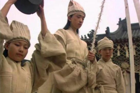 梦见出殡从棺材下钻过去，探索梦境背后的深层含义