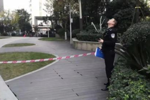 梦见自己儿额头流血，梦境背后的深层含义与心理解析