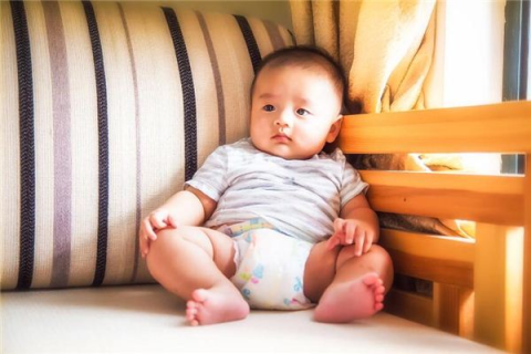 梦境中的童趣与隐喻，解析梦见抱着的小孩儿拉屎拉了很多还弄我一身的深层寓意