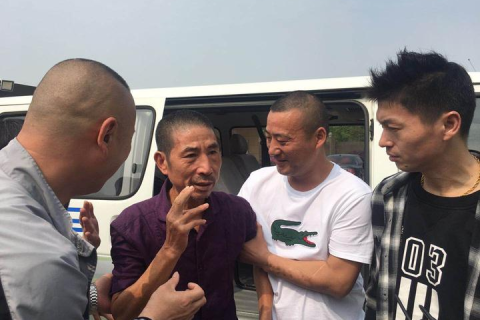 梦境交织，探索梦见去世的妈妈、在世的父亲与我的相聚的深层含义
